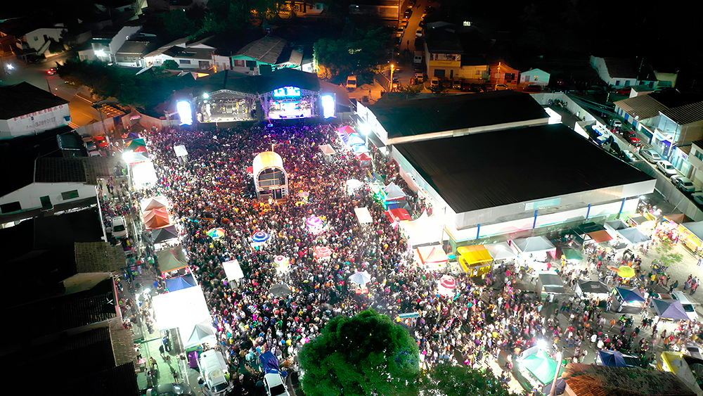 Cantor Pablo reuniu mais de 20 mil pessoas no circuito da folia, atraindo pblico de toda a regio. (Foto: Divulgao)