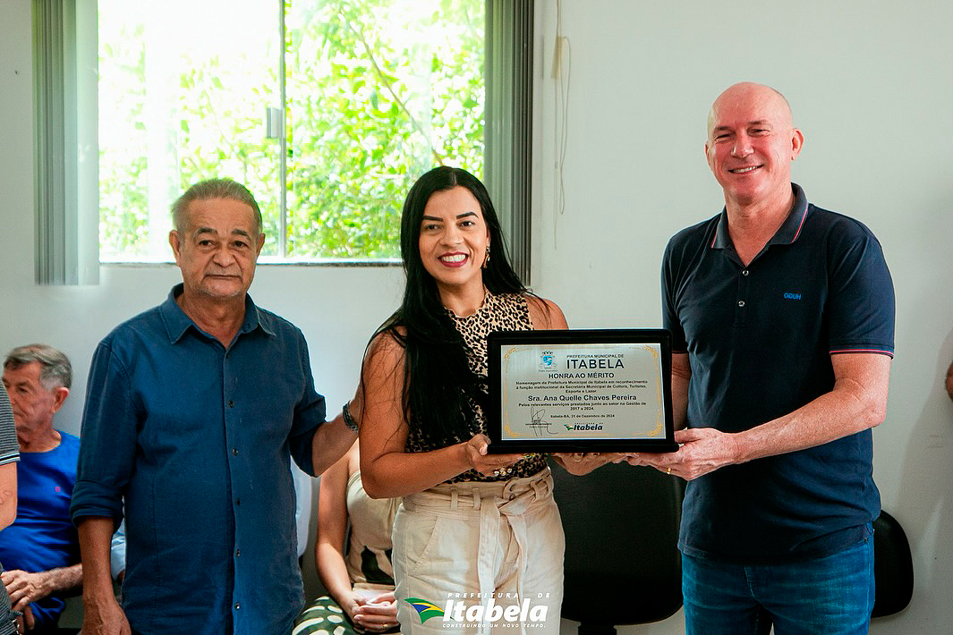 Kelly Chaves, da SECULTI, recebe a honra ao mrito pelos relevantes servios prestados. na Gesto Francisqueto. (Foto: Divulgao)