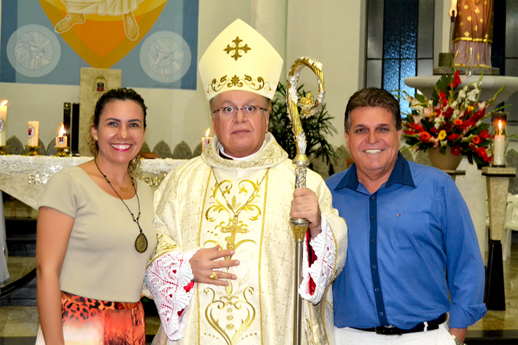 Cordlia, o bispo Dom Edson e o ex-prefeito de Eunpolis, Paulo Dap. (Foto: Divulgao)