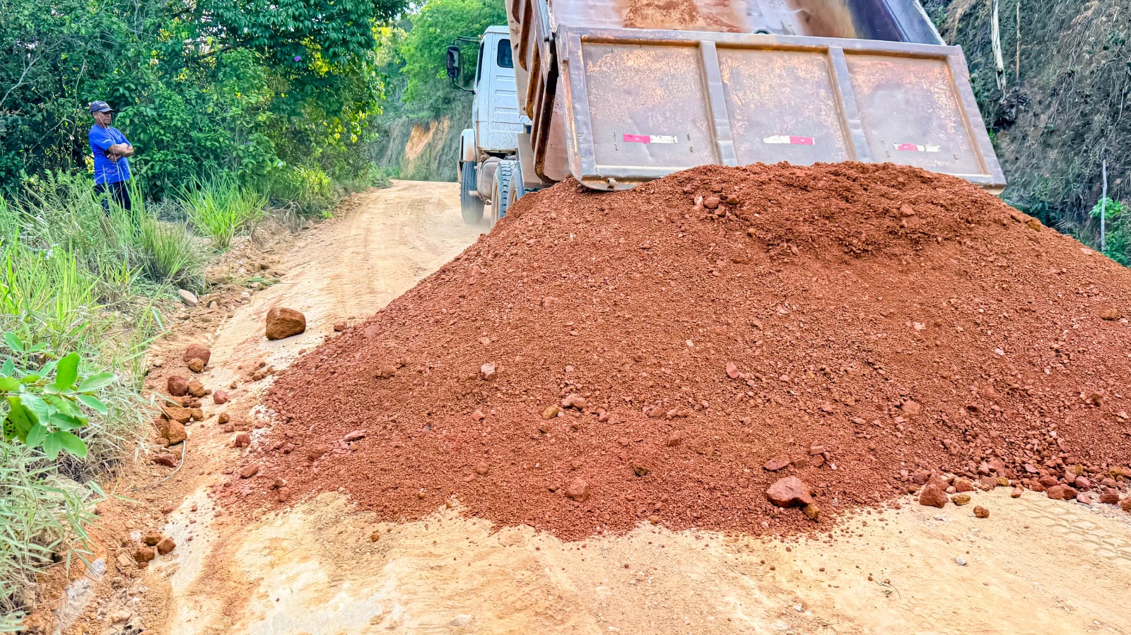 Prefeitura segue com patrolamento e cascalhamento de vias vicinais na zona rural de Itabela