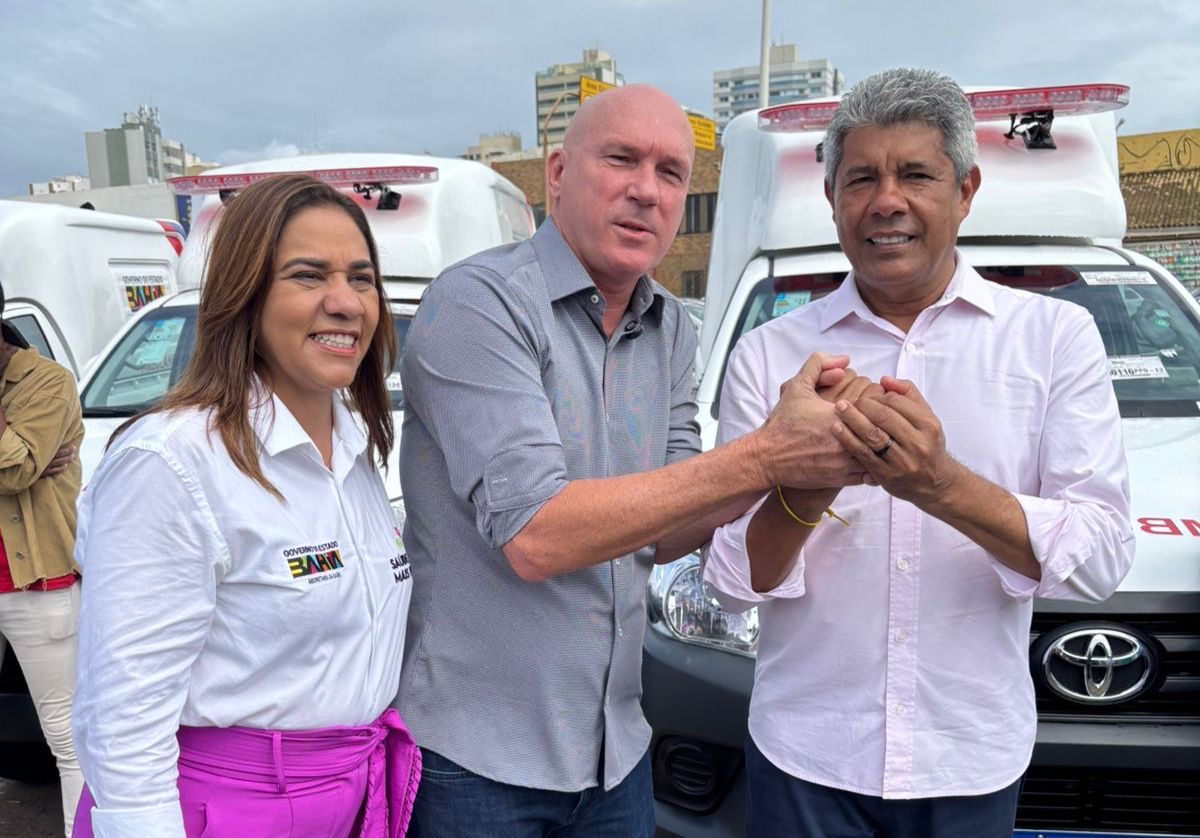 Prefeito Francisqueto recebe nova ambulncia do governador Jernimo para reforar sade em Itabela - (Foto: Divulgao)