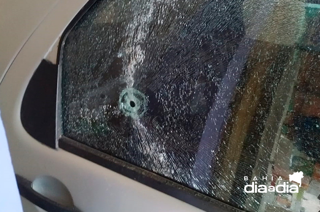 Tiro acertou o vidro de um veculo que estava estacionado em uma garagem de uma casa. (Foto: Leitor BAHIA DIA A DIA via Whatsapp)