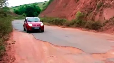 Estrada esburacada causa riscos a motoristas (Foto: Reproduo/TV Santa Cruz)