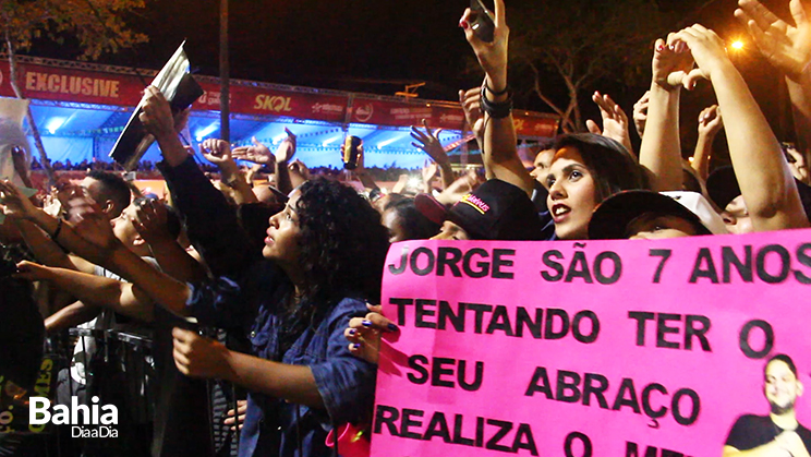 Milhares de foliões lotaram o circuito do evento para ver a apresentação dos sertanejos. (Foto: Joziel Costa)