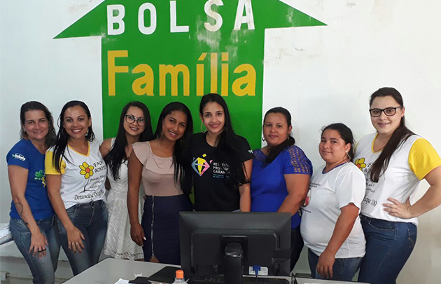 Secretária de Assistência Social, Kamilly Vieira e a equipe responsável pelos cadastros sociais. (Foto: Divulgação)
