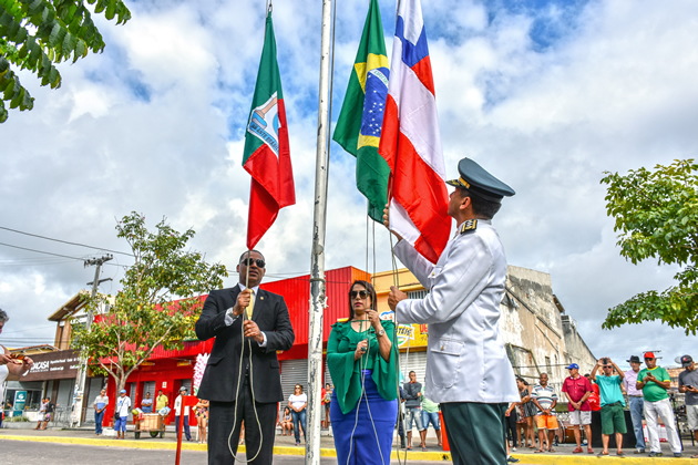 Prefeita, Cláudia Oliveira faz o hasteamento da Bandeira. (Foto: Divulgação)