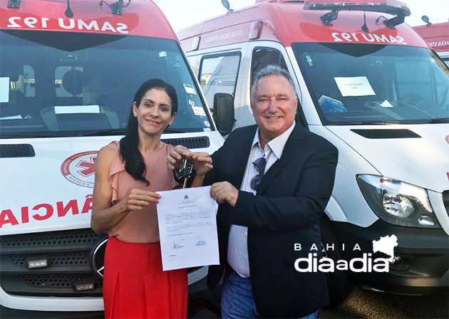Prefeita, Christine Pinto, recebeu a unidade do SAMU entregue pelo Deputado Federal, Ronaldo Carletto. (Foto: Divulgao)