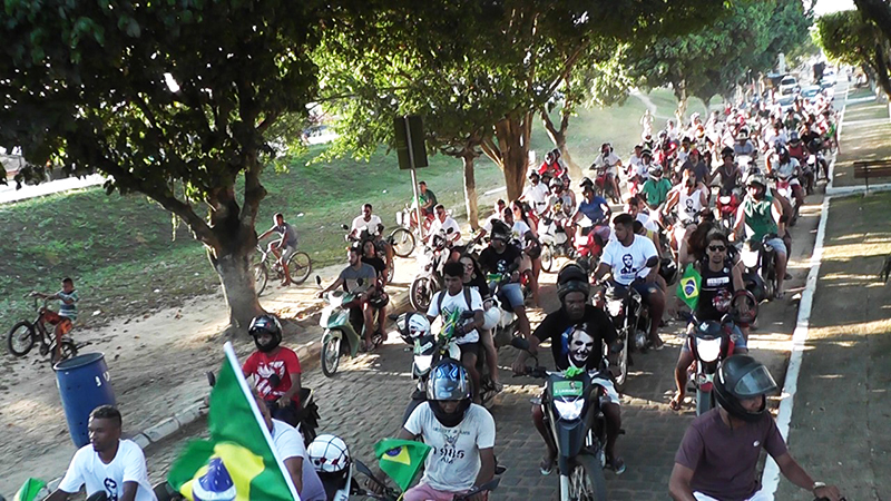 Evento reuniu cerca de 200 veculos, entre carros e motos no ltimo domingo (29).