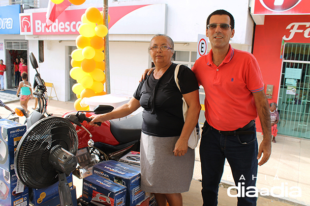 Gerente so supermercado, Henrique Silva, faz a entrega da moto para a ganhadora, Aida Souza Santos. (Foto: Beto Muniz)