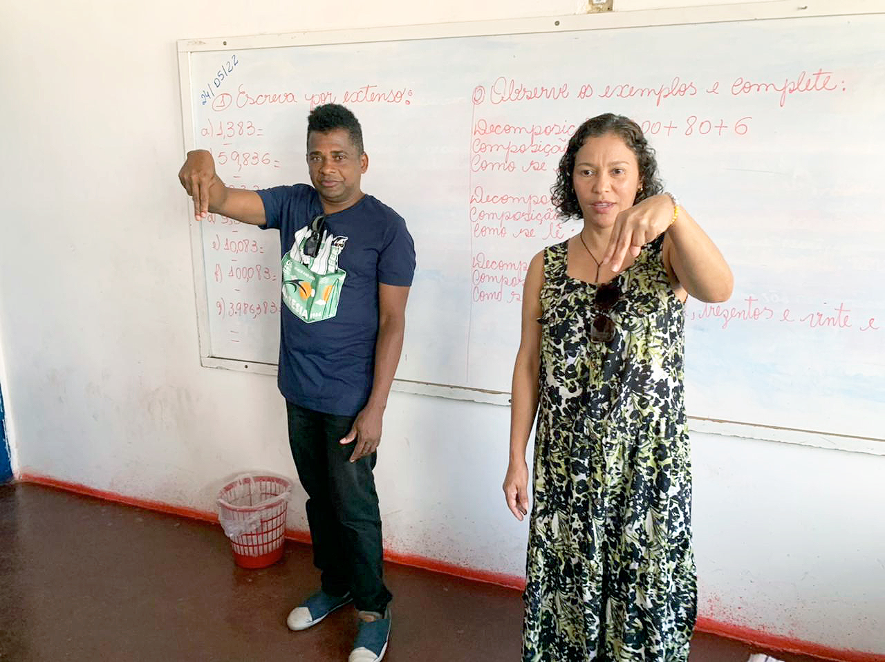 Professor e intrprete, ensinam alunos surdos e capacitar professores em Libras. (Foto: Divulgao)