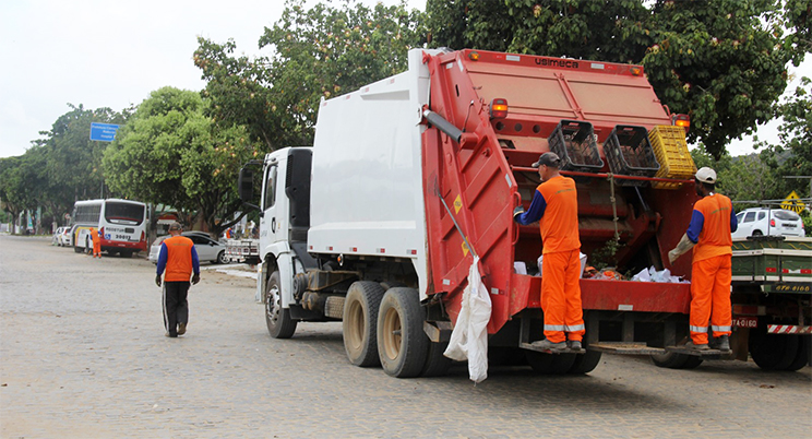 Caminhes compactadores fazem coleta de lixo na cidade. (Foto: Alex Barbosa/Bahia Dia a Dia)
