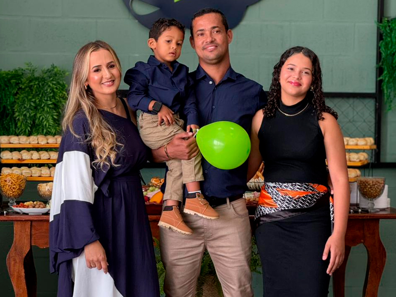 Uilis Denardi com a esposa Caroline e os filhos, celebrando a inaugurao da Jireh. (Foto: BAHIA DIA A DIA)
