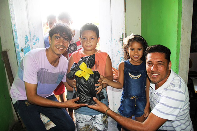 Joaldo Lima e Alex da Vieira distriburam os brinquedos e fizeram a alegria da crianada. (Foto: Divulgao)