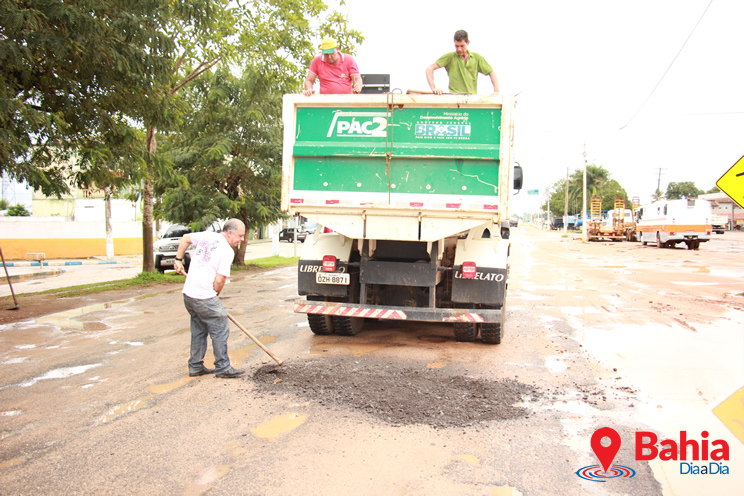Diretor do Retran/Itabela, Rony Chales e DNIT realizam operao tapa buracos na rodovia BA-283.  (Foto: Alex Barbosa/Bahia Dia a Dia)