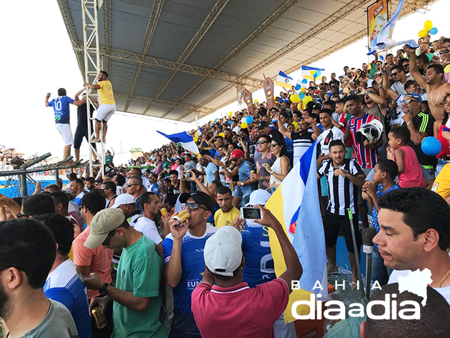 Cerca de trs mil pessoas assistiram a partida no Araujo. (Foto: Carlos Renato/Oxarope)