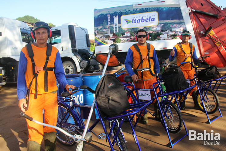 Garis receberem bicicletas e equipamentos de proteo individual (EPIs) (Foto: Alex Barbosa/BAHIA DIA A DIA)