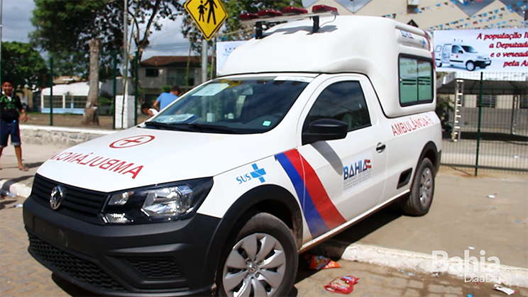 Prefeito, entrega ambulncia nova para a populao. (Foto: Alex Gonalves/BAHIA DIA A DIA)
