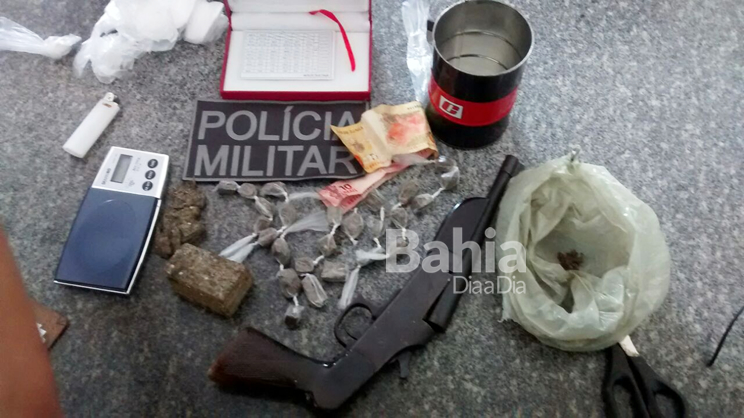 Drogas e arma foram apreendidos pela polcia. (Foto: Divulgao/PM)