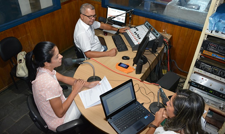 Prefeita de Guaratinga concedeu entrevista  Rdio Pataxs FM . (Foto: Divulgao/ASSCOM)