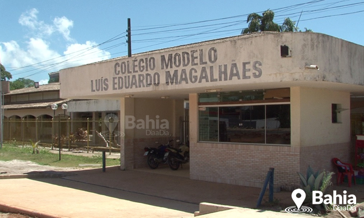 Porto Seguro: Alunos Do Colgio Modelo so obrigados a revezar carteiras. (C. Silveira/Bahia Dia a Dia)