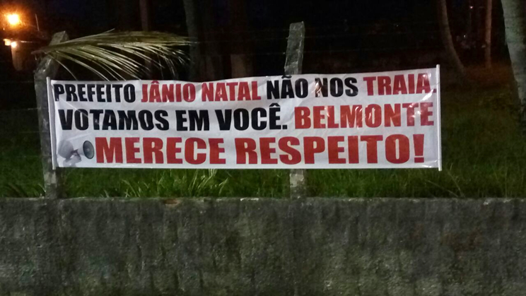Populao coloca faixa em revolta de possvel renncia de Jnio Natal. (Foto: Reproduo/Whatsapp)