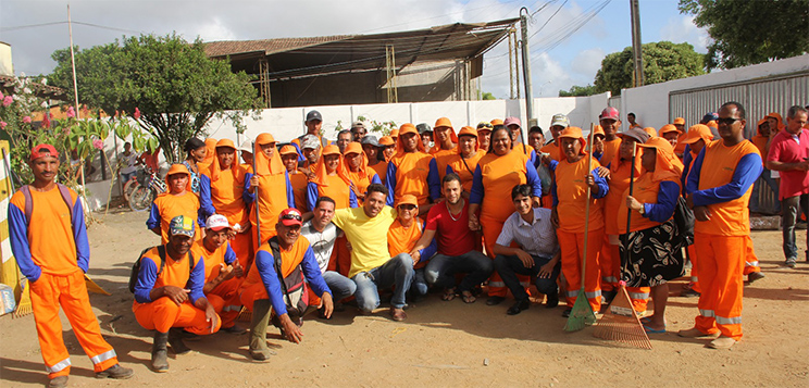  Vereadores acompanharam a entrega dos uniformes  (Foto: Alex Barbosa/Bahia Dia a Dia)