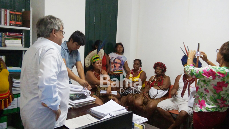 indgenas foram recebidos pelo procurador geral do municpio, Dr. Hlio Leal Lima. (Foto: BAHIA DIA A DIA )