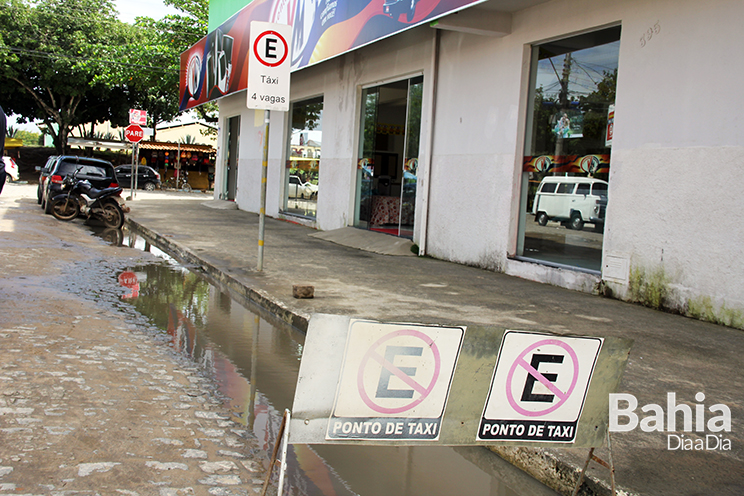 Ponto de txis no centro da cidade possui quatro vagas mas no tem servio ativo. (Foto: Alex Barbosa/BAHIA DIA  A A DIA)