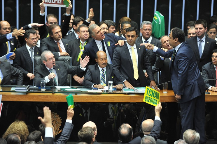 Com 342 votos: Dilma  derrotada e processo do impeachment segue para o Senado