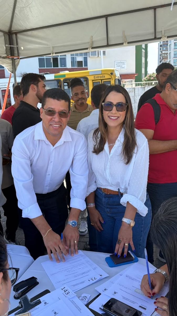 Prefeito Flauzino e deputada Cl�udia Oliveira recebem novo �nibus escolar do governador Jer�nimo para Itabela