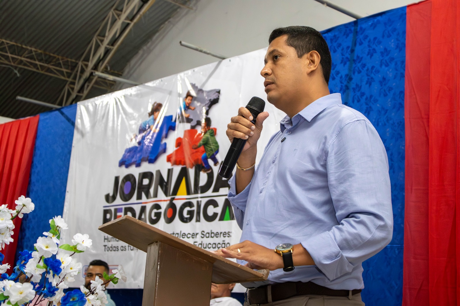  Prefeito Gandhi anuncia reajuste salarial acima do piso para professores de Guaratinga. (Foto: Marcos Le�o)