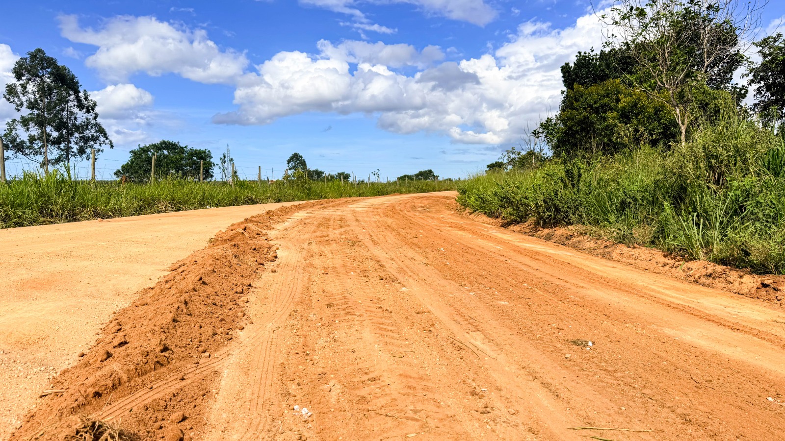 Prefeitura segue com patrolamento e cascalhamento de vias vicinais na zona rural de Itabela