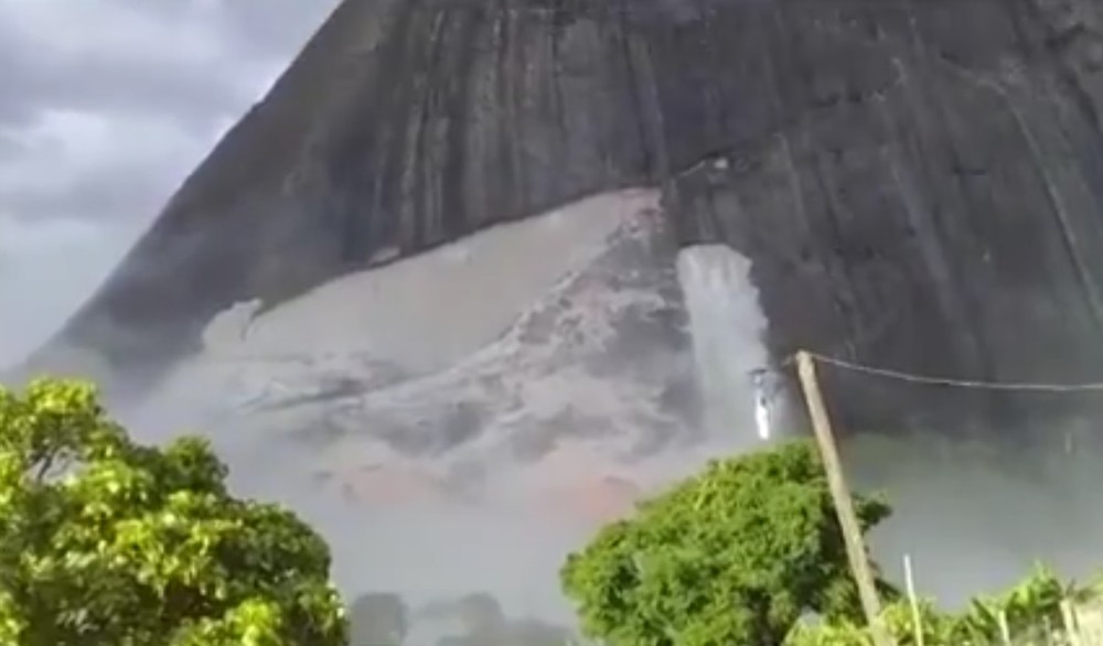 Rocha se desprendeu de montanha — Foto: Reprodução/TV Santa Cruz