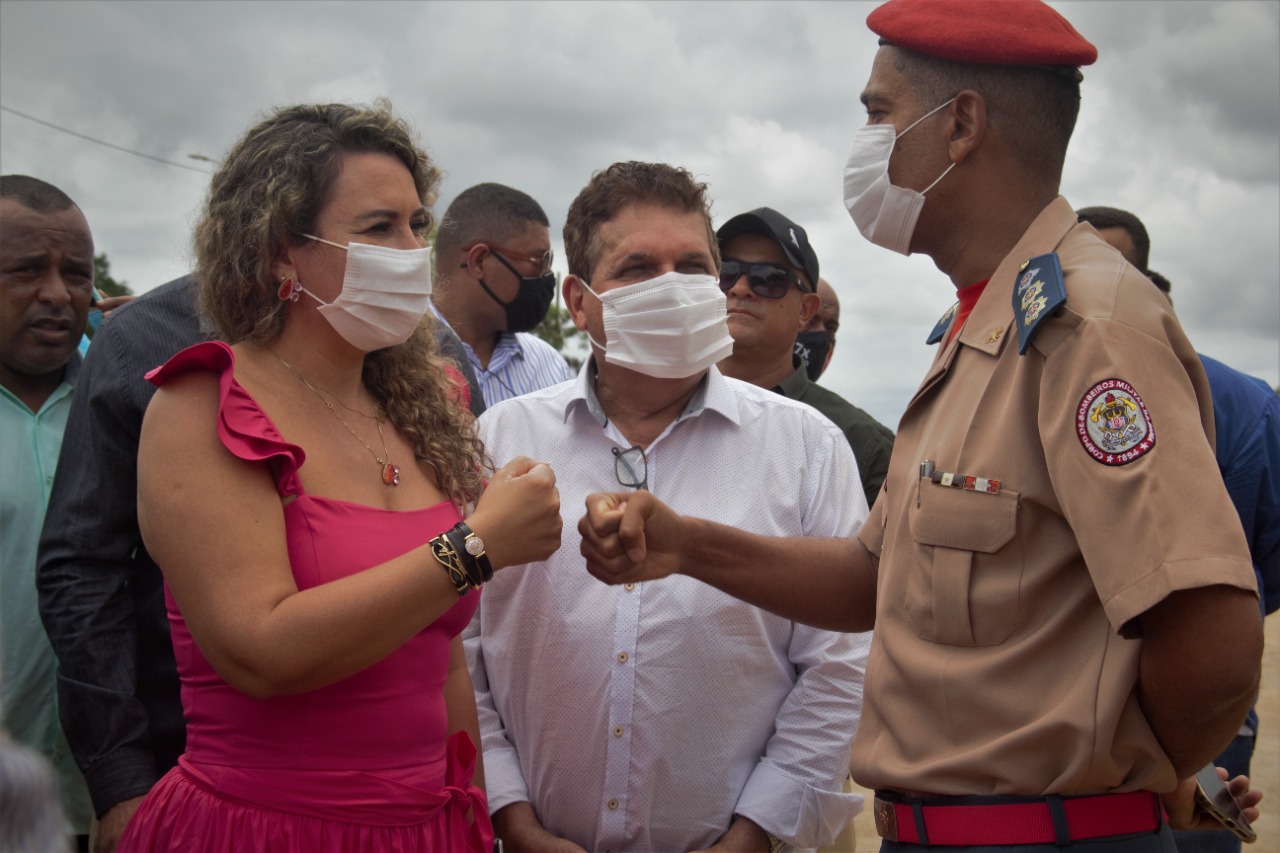 Prefeita cumprimenta bombeiro acompanhada de secretário da Casa Civil e Desenvolvimento Econômico, Paulo Dapé. (Foto: Divulgação)