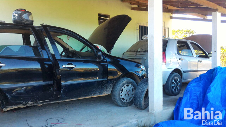 Policia encontrou dois veículos roubados no local. (Foto: Divulgação/PC)
