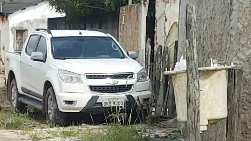 Caminhonete roubada do casal foi abandonada no bairro Irm Dulce. (Foto: Divulgao)