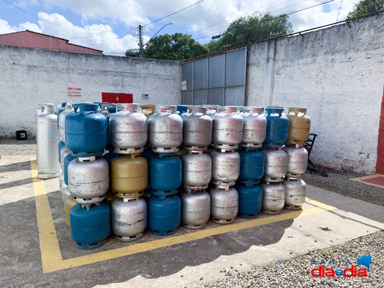 A empresa oferece gás P13 (cozinha), água mineral, além de acessórios para água, gás e utensílios.(Foto: Alex Gonçalves/BAHIA DIA A DIA)