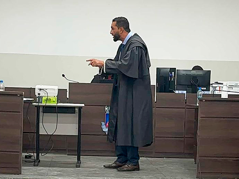 Destaque no jri: o advogado Rafael Rosa durante sua firme atuao na defesa. (Foto: Divulgao)