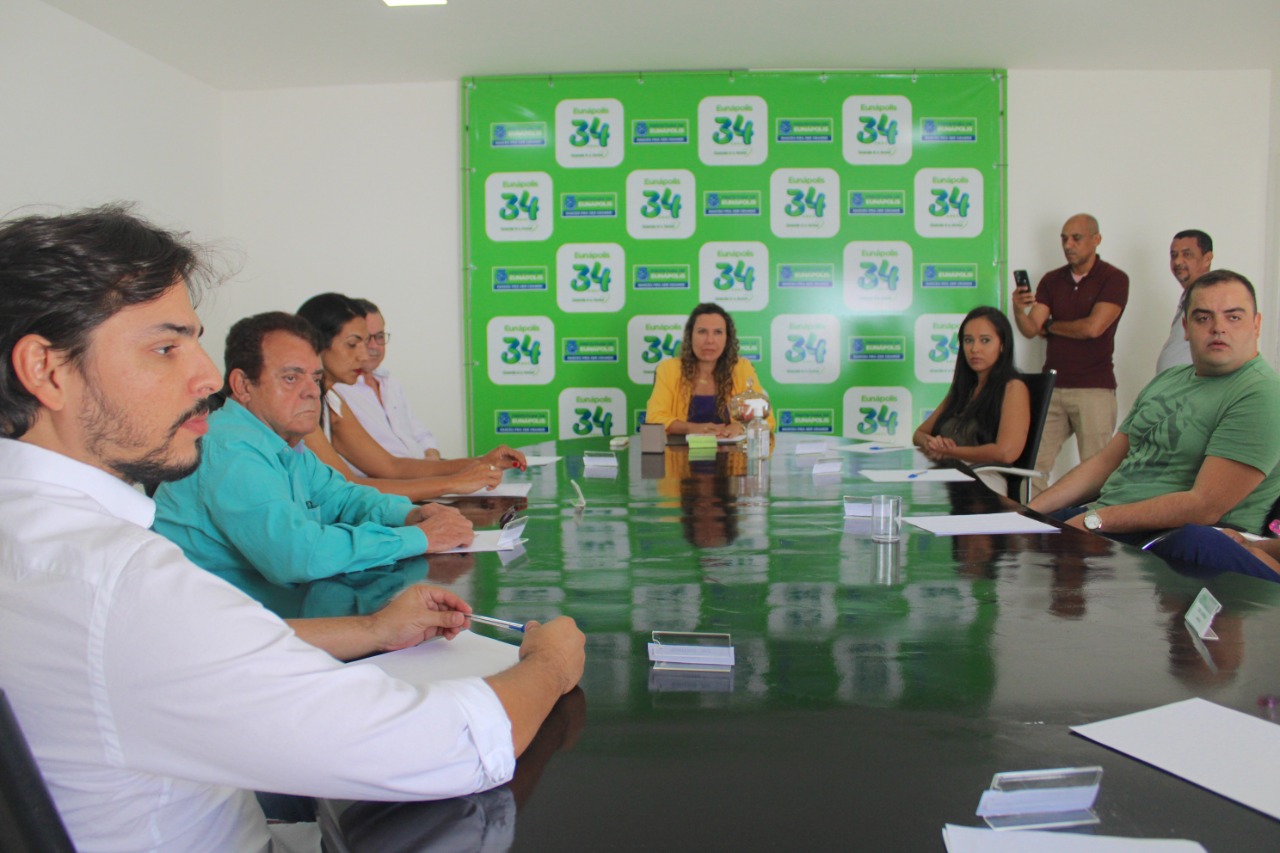 Prefeita Cordélia Torres se reúne com médicos para comemorar avanços no Hospital Regional