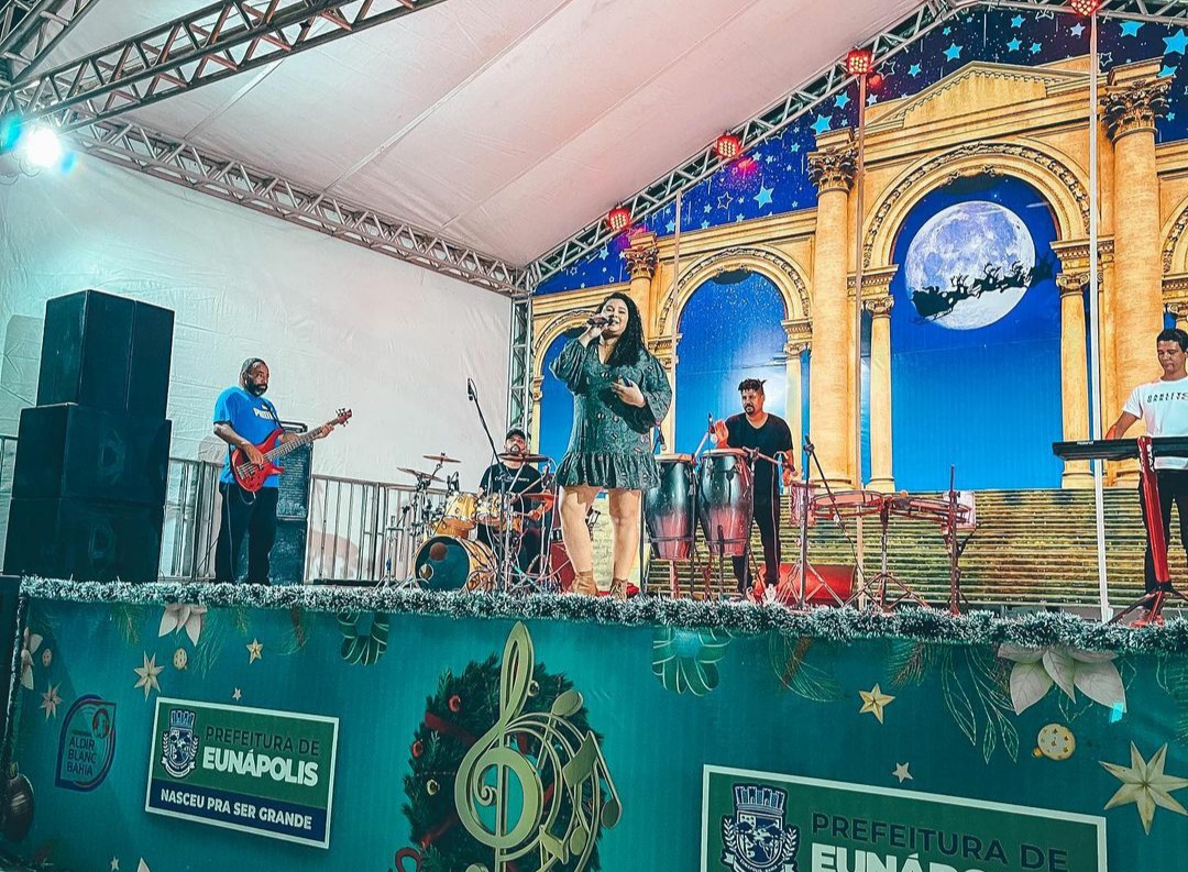 Juliana Amorin e Banda se apresentou no palco montado na Praa do Pequi, em Eunpolis. (Foto: Divulgao)