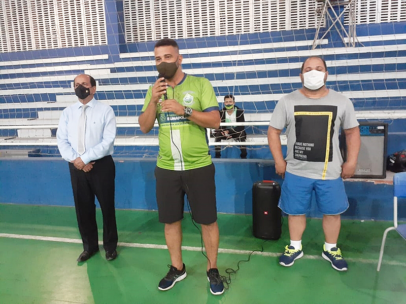 Secretrio Leandro Lima desejou boa sorte aos competidores do 1 Torneio de Futmesa. (Foto: Divulgao)
