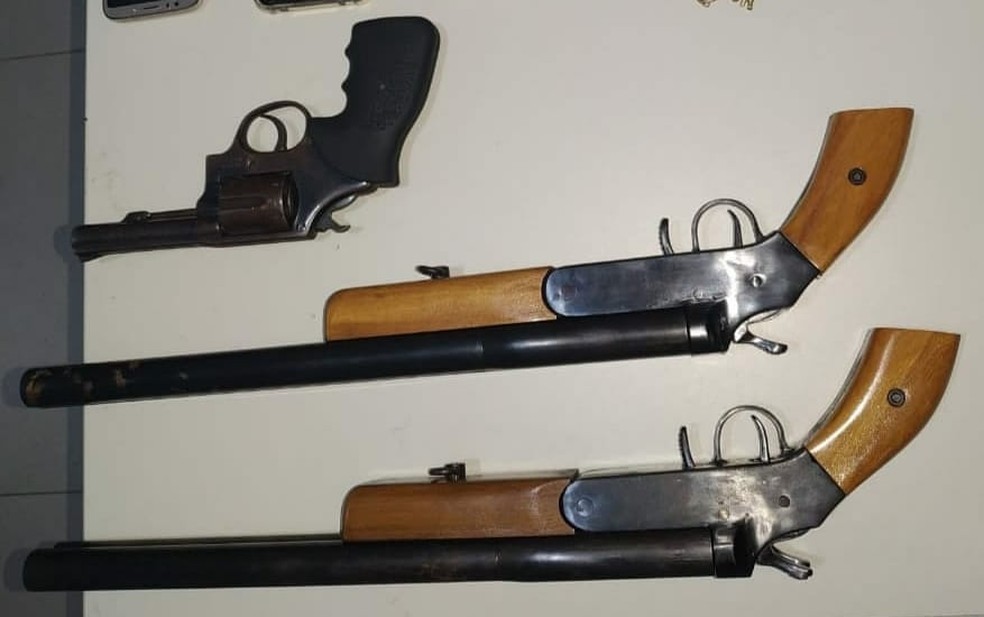 Três armas foram apreendias com o grupo, em Eunápolis — Foto: Divulgação / Polícia Civil da Bahia